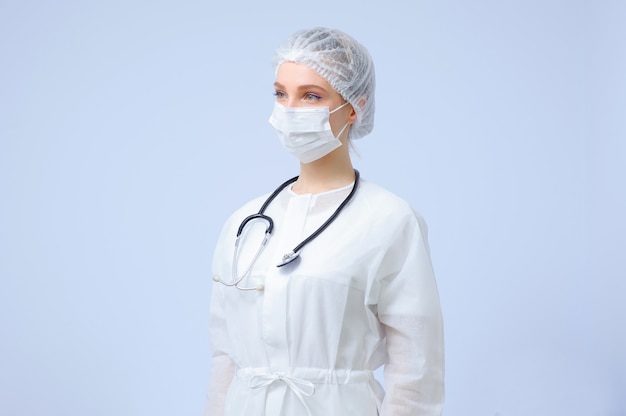 Portret van een vrouwelijke arts of verpleegster die medisch GLB en gezichtsmasker dragen