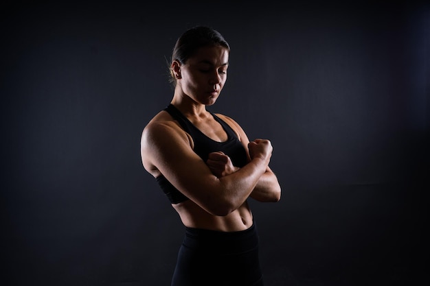 Portret van een vrouwelijke mixed martial arts-vechter met een verband en handschoenen aan haar handen