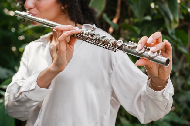 Portret van een vrouwelijke muzikant die een blaasinstrument speelt voor de Wereldmuziekdag