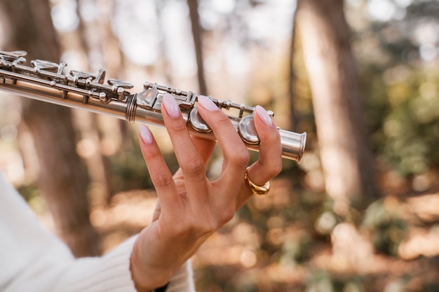 Portret van een vrouwelijke muzikant die een blaasinstrument speelt voor de Wereldmuziekdag