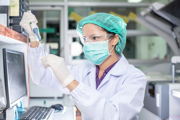 Portret van een vrouwelijke onderzoeker die in een laboratorium werkt