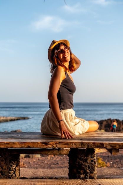 Portret van een vrouwelijke toerist bij zonsondergang op het strand van Tacoron op de Canarische Eilanden El Hierro