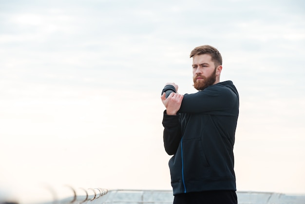 Portret van een warming-up loper die wegkijkt