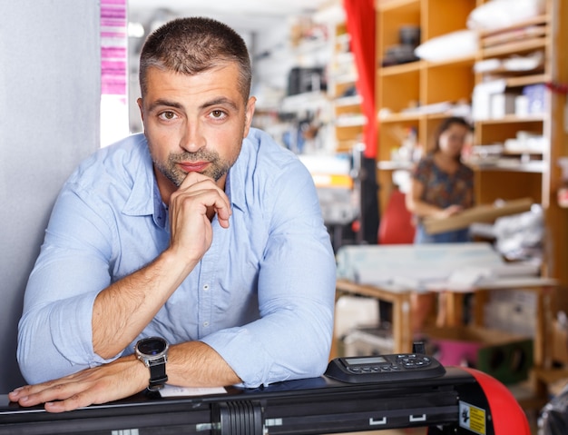 Portret van een werkende man in een printerstudio