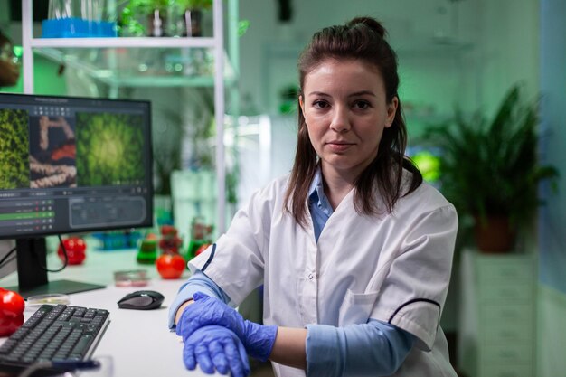 Foto portret van een werkende vrouw