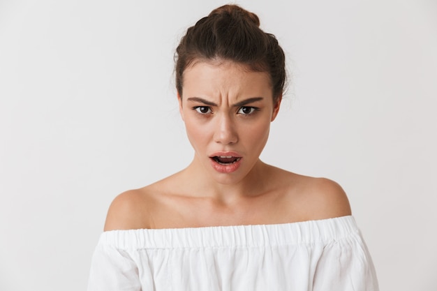 Portret van een woedende jonge casual brunette vrouw