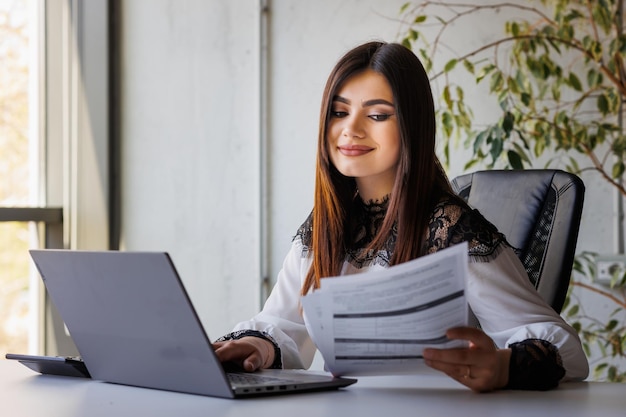 Portret van een zakelijke vrouw aan het werk