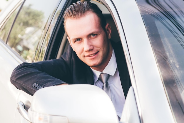 Portret van een zakenman die een auto rijdt