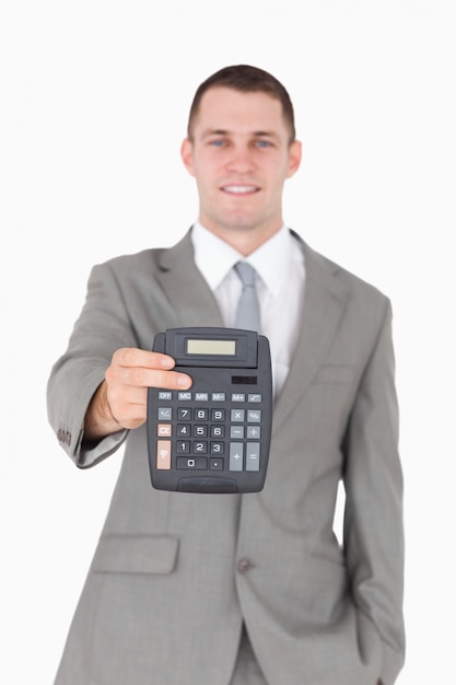 Portret van een zakenman die een calculator toont