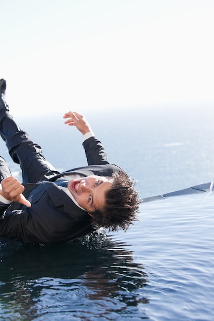 Foto portret van een zakenman die in water valt