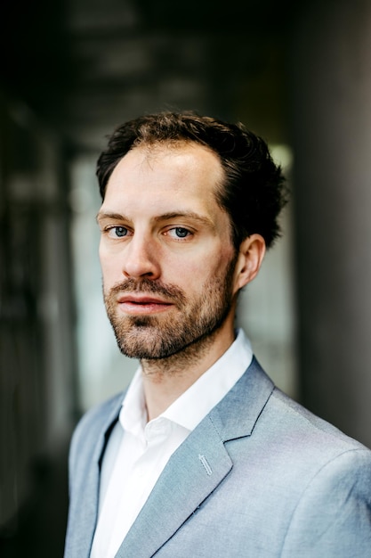 Portret van een zakenman die in zijn kantoor staat