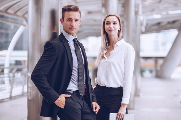 Portret van een zakenman die met een vrouwelijke collega staat