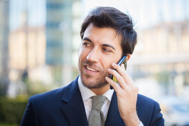 Portret van een zakenman die op de telefoon spreekt