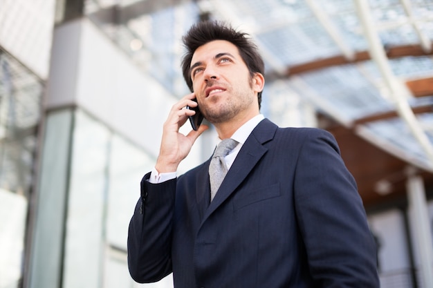 Portret van een zakenman die op de telefoon spreekt