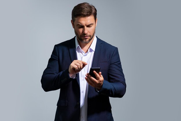 Portret van een zakenman in pak met behulp van mobiele telefoon Blanke man met behulp van slimme telefoon mobiele telefoon voor