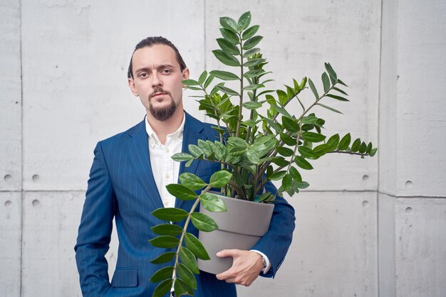 Foto portret van een zakenman met een potplant