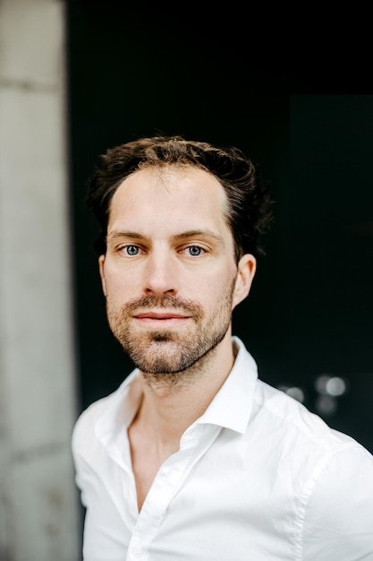 Portret van een zakenman met strooi