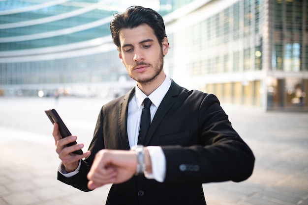 Portret van een zakenman praten aan de telefoon