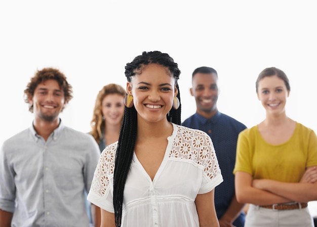 Portret van een zakenvrouw en blij met teamwerk op kantoor voor werving onboarding of wervingsproces op het werk Samenwerking met professionele werknemers en gezicht met glimlach diversiteit en creatief team