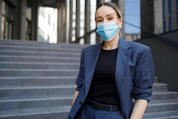 Portret van een zakenvrouw in een masker buitenshuis