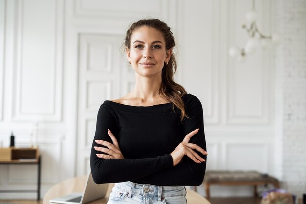 Portret van een zakenvrouw manager in een kantoor thuis Hij kijkt naar de camera en poseert