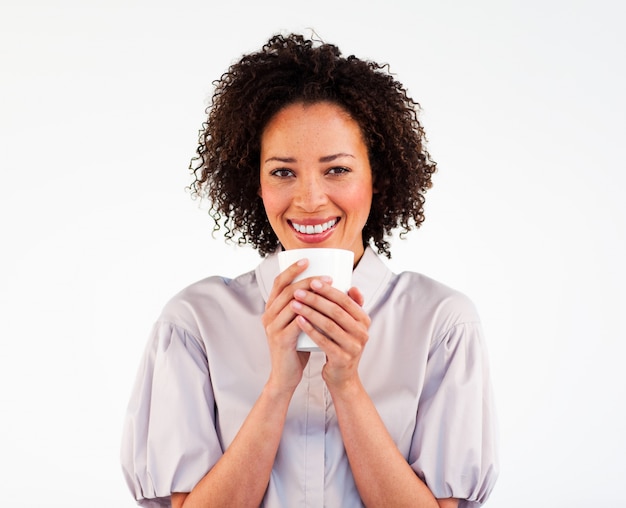 Portret van een zakenvrouw met een kopje koffie