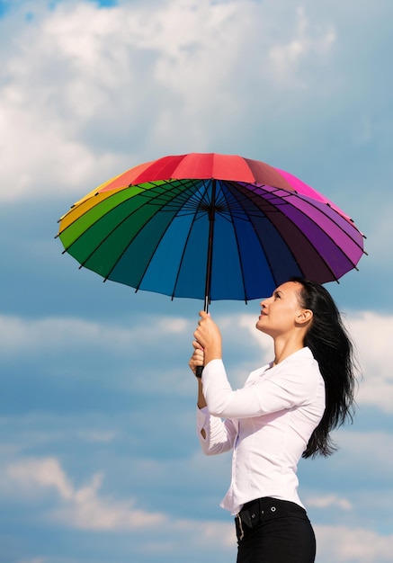 Portret van een zakenvrouw met kleurrijke paraplu