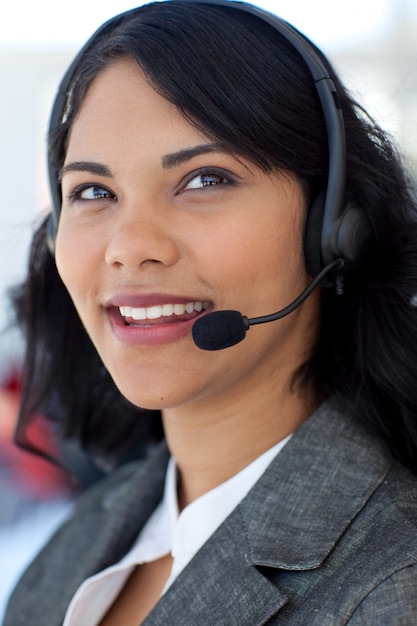 Portret van een zakenvrouw praten op een headset