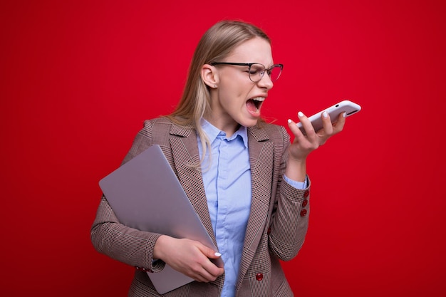 Portret van een zakenvrouw schreeuwt in de telefoon