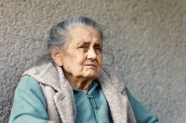 Portret van een zeer oude gerimpelde vrouw