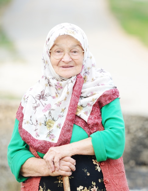 Foto portret van een zeer oude vrouw buiten