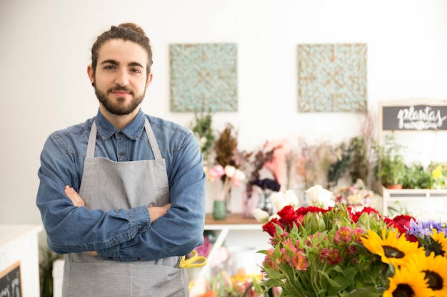 Portret van een zekere mannelijke bloemist in zijn bloemwinkel