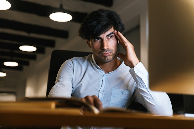 Portret van een zelfverzekerde geconcentreerde zakenman aan het werk