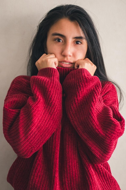 Portret van een zelfverzekerde jonge colombiaanse vrouw. mooi meisje voelt zich op haar gemak