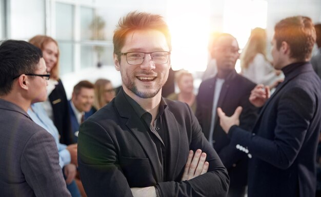 Portret van een zelfverzekerde jonge man op een kantoorachtergrond