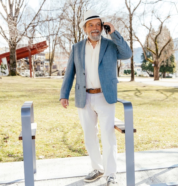 Portret van een zelfverzekerde knappe volwassen man gepensioneerde grootvader in het kleine stadje