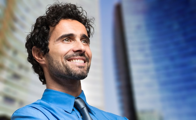 Portret van een zelfverzekerde manager in een stedelijke omgeving