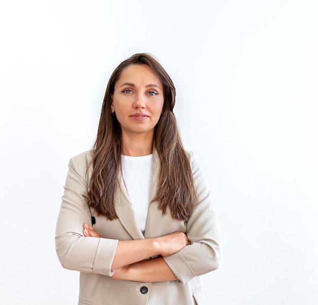 Portret van een zelfverzekerde zakenvrouw met gekruiste armen tegen een witte achtergrond