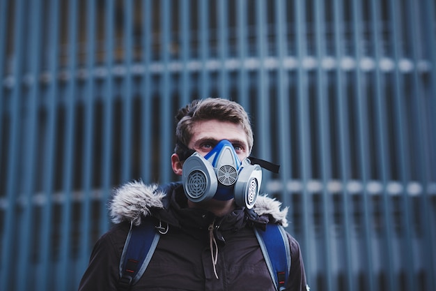 Foto portret van een zieke man met masker in de stad. coronavirusbescherming