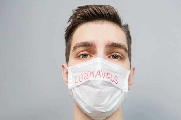 Portret van een zieke man met medische masker met coronavirus tekst