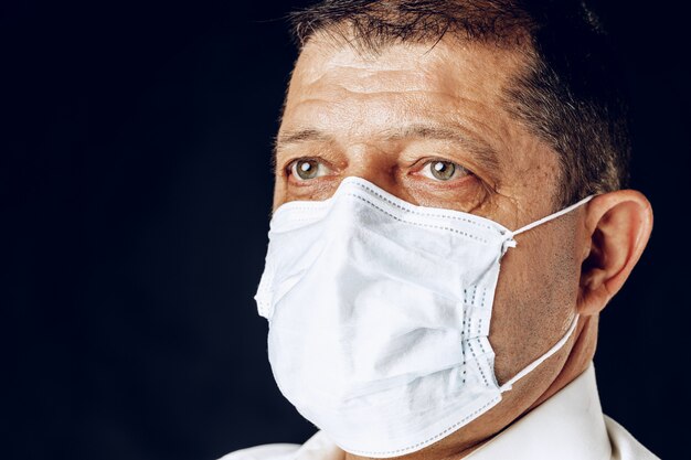 Portret van een zieke volwassen man in medische masker. Coronavirus pandemie concept