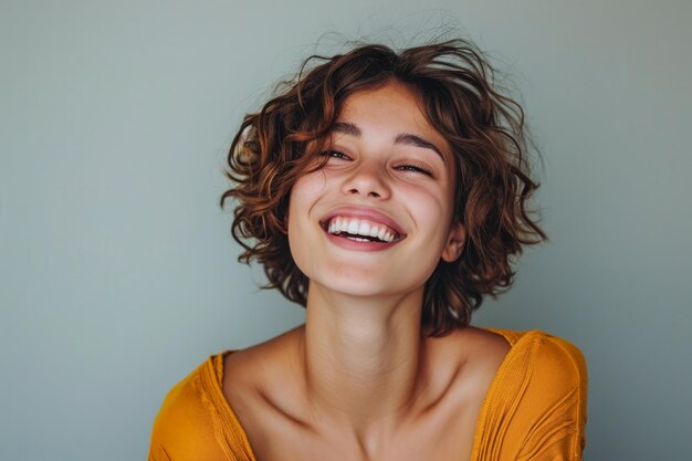 Foto portret van een zorgeloze jonge vrouw die van haar dag geniet