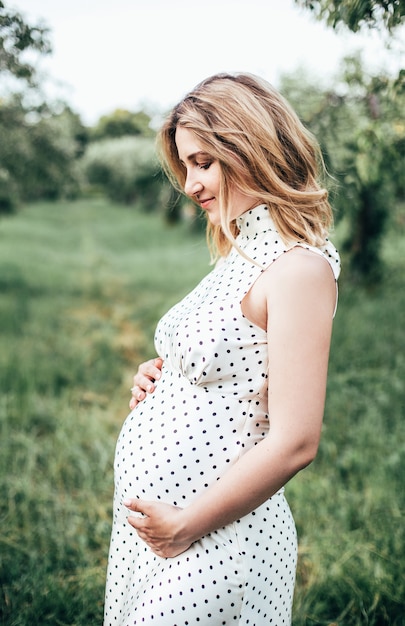 Portret van een zwangere vrouw in de zomer buiten