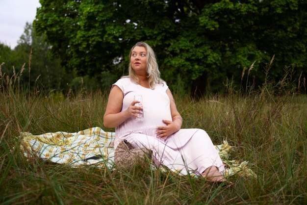 Portret van een zwangere vrouw in plusgrootte