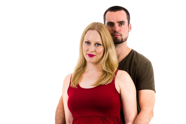 Foto portret van een zwangere vrouw met een vriend die tegen een witte achtergrond staat