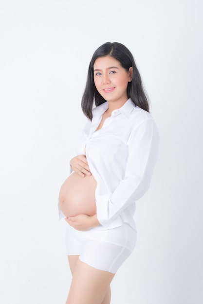 Portret van een zwangere vrouw poseren met haar buik