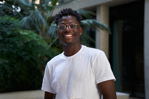 Portret van een zwarte man die heel gelukkig glimlacht en naar de camera kijkt een Afro-Amerikaanse student