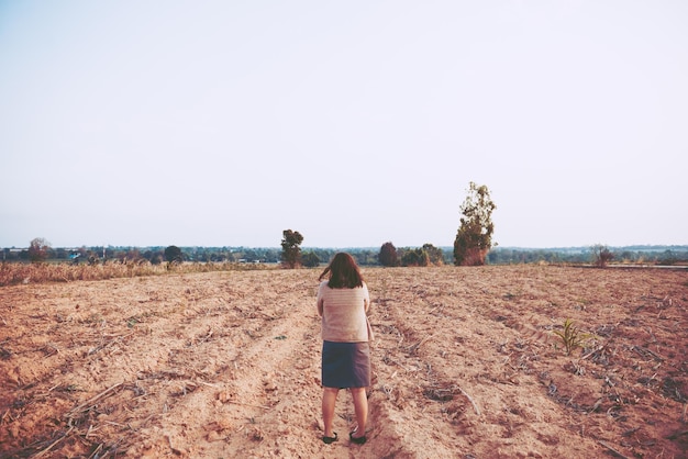 Portret van eenzame vrouw alleen in een veld Vintage filterstijl, ze liefdesverdriet van het liefdesverdriet meisje concept op zonsondergang vintage stijl