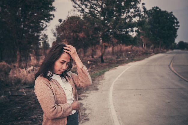 Portret van eenzame vrouw alleen in een veld Vintage filterstijl, ze liefdesverdriet van het liefdesverdriet meisje concept op zonsondergang vintage stijl