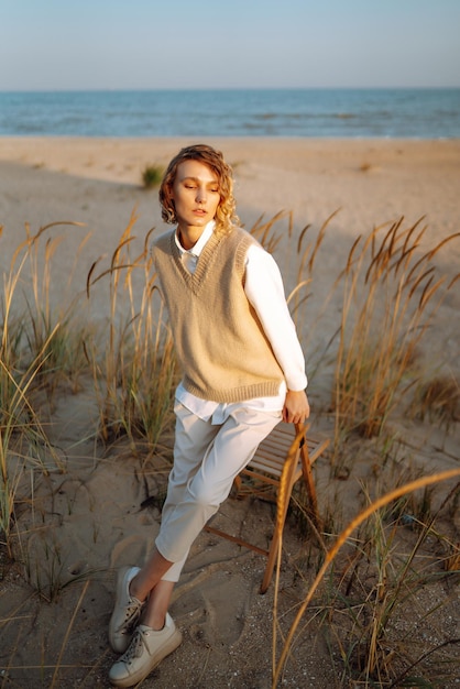 Portret van elegante luxe vrouw poseren in de natuur Mensen levensstijl ontspanning concept